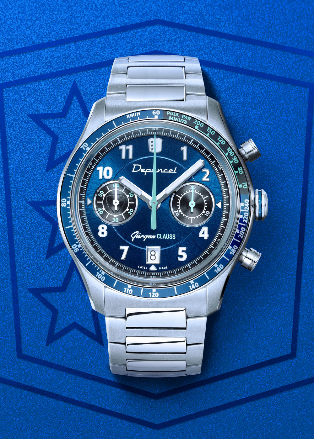 la montre automatique chronographe Allure Jürgen Clauss avec bracelet métal de face sur fond bleu